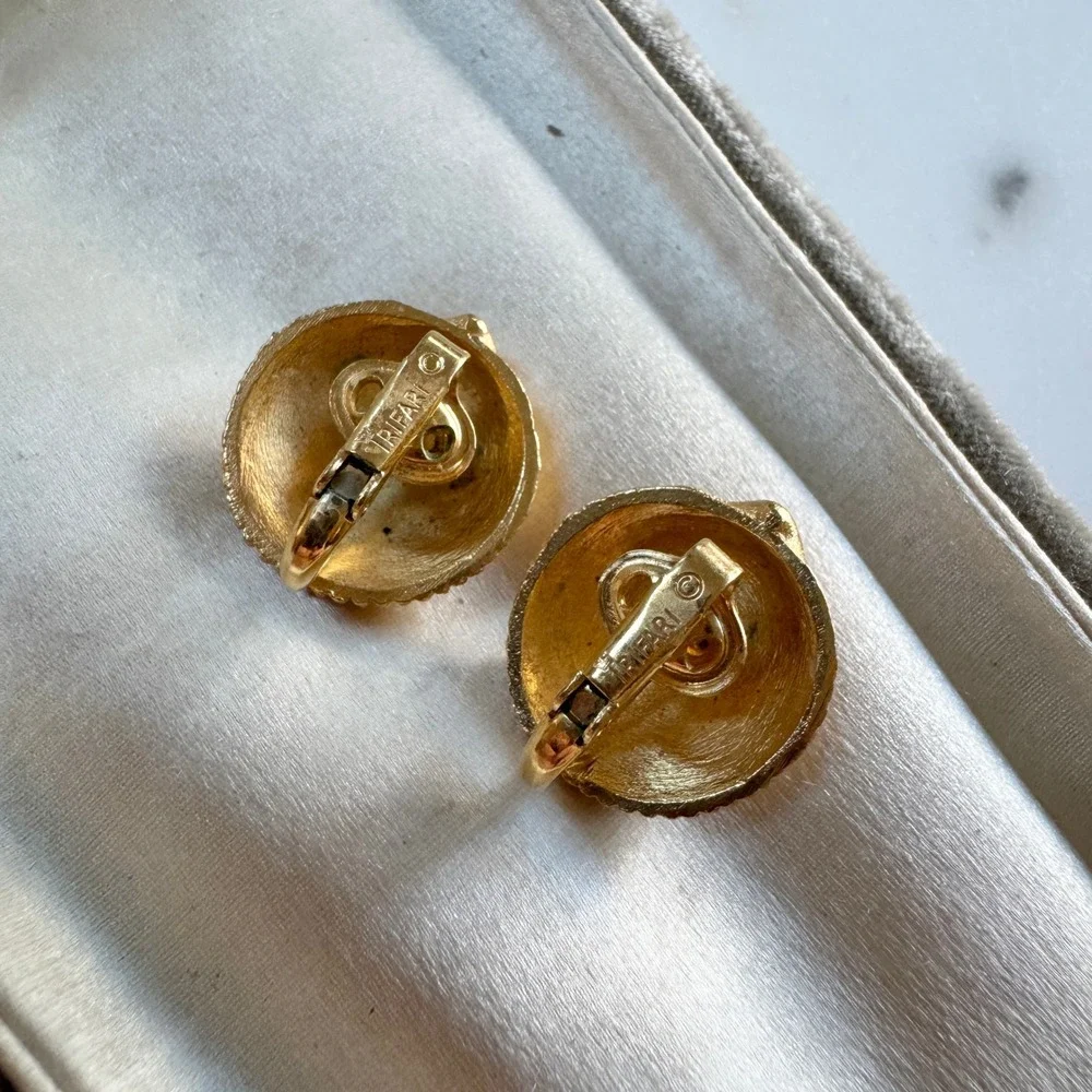 Vintage Crown Trifari Gold Tone Textured Starburst Dome Clip On Earrings Vintage